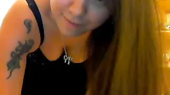 amanda__r in a new apartment shows a striptease