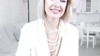 alexiangel hot chick twirls big booty