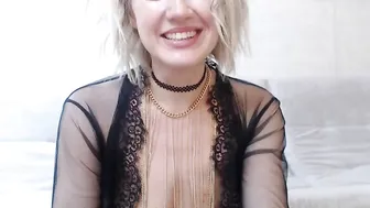 alexiangel  cam girl  masturbates shaved vagina