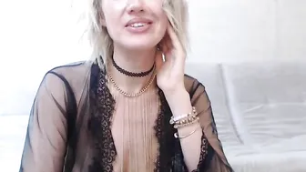 alexiangel  cam girl  masturbates shaved vagina