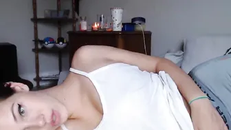 alicen0 great girl fucks shaved cunt