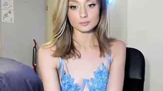 bijoux__blue nude chick posing on the couch