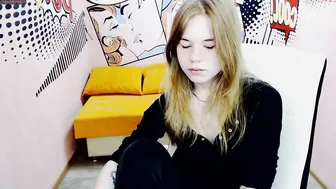 lori_bunny crazy woman fucks pussy with phallus