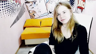 lori_bunny crazy woman fucks pussy with phallus