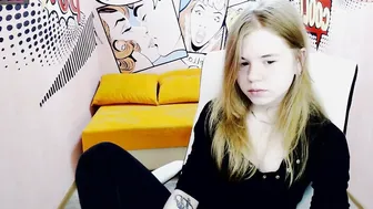 lori_bunny crazy woman fucks pussy with phallus