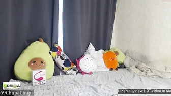 69chupachups hot beast sticks fingers in wet holes