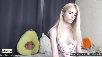 69chupachups plump bitch massages nipples