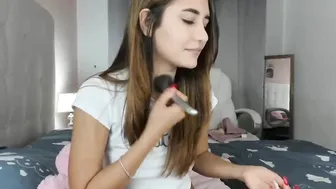 amelie_bunny_real incredible bitch shows off her delicious ass.