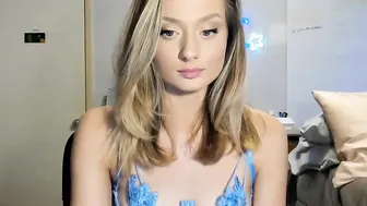 bijoux__blue gets an orgasm from jerking