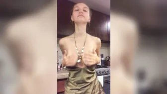 LilIv_vid great girl fucks shaved cunt