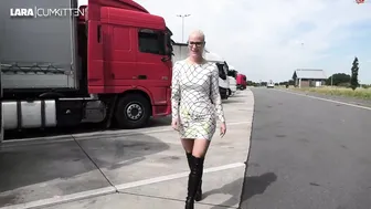 Lara CumKitten cute passion pulls the cap with his fingers