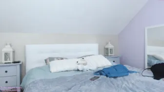 bunnyblondy greedily fucks her pussy