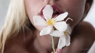 LilIv_vid whore chick caresses shaved cunt