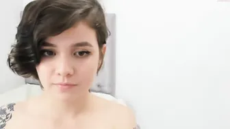 1genesis showing off her young body