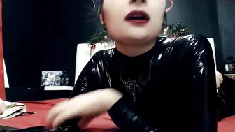 lily_monster chubby mare in honor of the holiday shows its bust