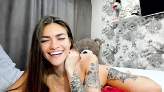 joconda pulls hand clit