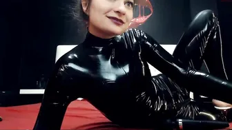 lily_monster imposing slut fucks pussy with fingers