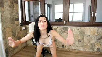 emmasweetx experienced woman paws lips sex