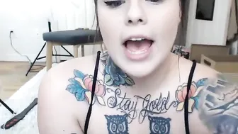 sugarbooty plump brunette masturbating pussy with her hand