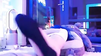 kati3kat expressive swell performs crazy dance