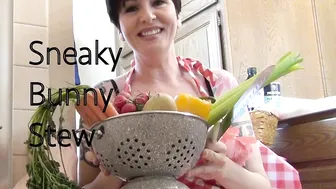 Mrs Mischief juicy babe fucks her shaved pussy