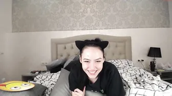 sweet0peach petite babe gently masturbates cunt