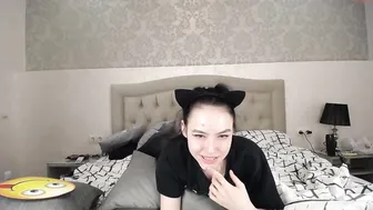 sweet0peach petite babe gently masturbates cunt