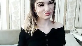 hot_bombshell babe fingering pussy