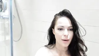 looloo_gia Hot slut caresses shaved pussy