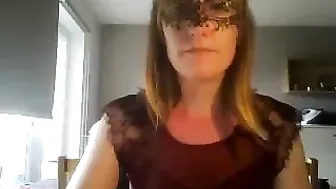 curious_catya Gorgeous mare nadrachivaet wet pussy
