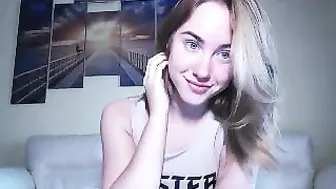 ellie Sexy Krala shows a gorgeous body.