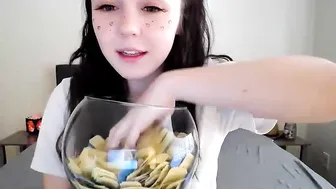 mira_xo Wonderful lady fucks her holes