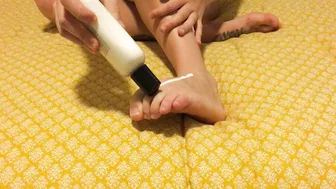 SabrinaNicholeBunny fucks herself in pussy