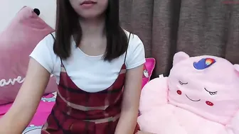 sophia_eva puts his fingers in the ass