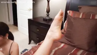iwantfeet sexy chick caresses pussy and nipples