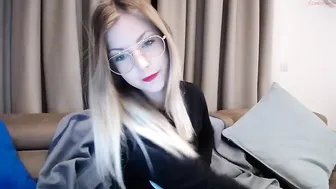 cassy_cum busty courage is naughty with girlfriends