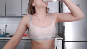 candymini cute lady jerking off her cunt