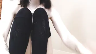 eeeveee beautiful woman jerks off pussy