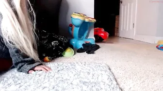 creamyexotica beautiful lady gently masturbates pussy