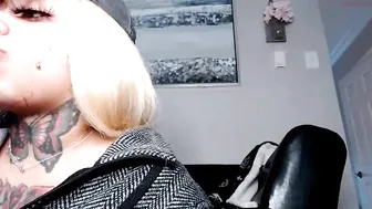 creamyexotica pretty lady gently masturbates cunt