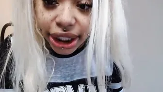 creamyexotica juicy babe fucks her shaved pussy