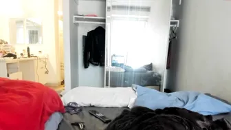 dakota_lynn chick fucks herself with a big rubber dildo