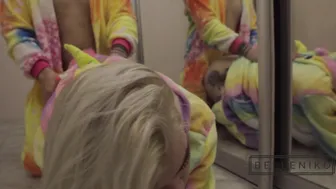 Belleniko juicy mom shakes her ass