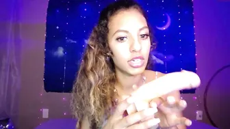 dreamfuck420 blonde darling seductively rubs her cunt