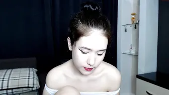 aynakio mature skin fucks itself with a phallus