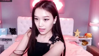 elcinkayi playing with her big tits