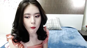 aynakio appetizing babe lifts her legs