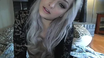 heidifox  busty mare is hammering her anus