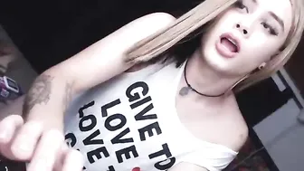 yesikvazolaa sexy babe plays with pussy