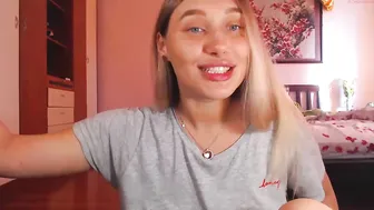 highlemonsss experienced young lady passionately fucks sex toy